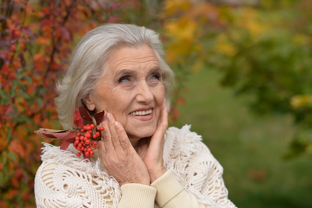 Portret van senior mooie vrouw poseren met bessen