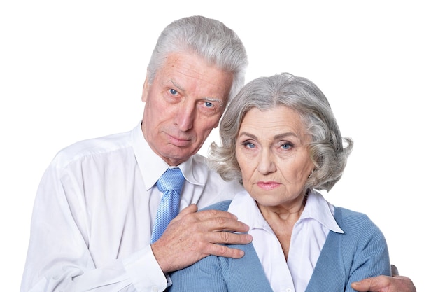 Portret van senior paar knuffelen op witte achtergrond