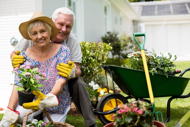 Portret van senior paar omhelzen elkaar in de achtertuin