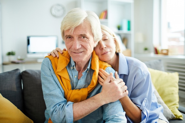 Foto portret van senior paar verliefd