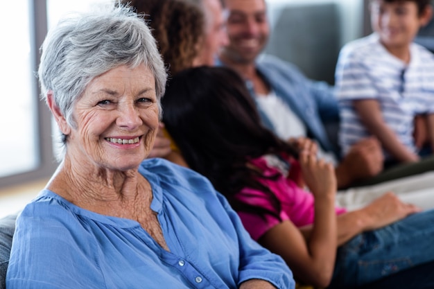 Portret van senior vrouw die lacht