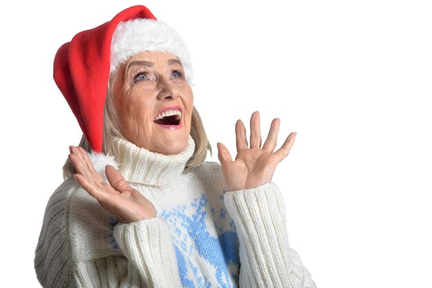 Portret van senior vrouw in kerstmuts geïsoleerd op witte background