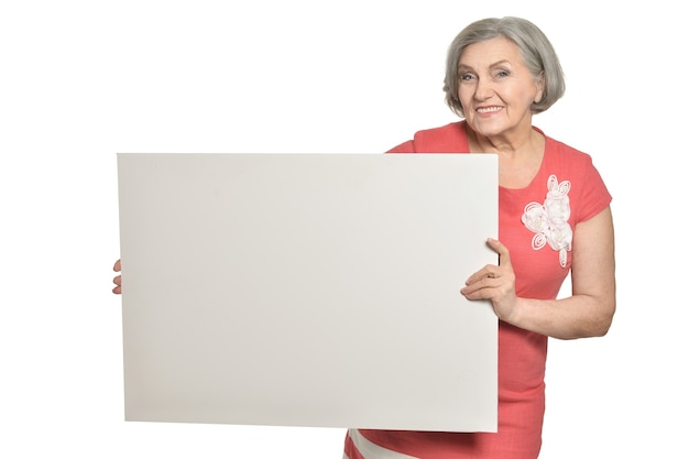 Portret van senior vrouw in rode jurk met witte poster op witte achtergrond