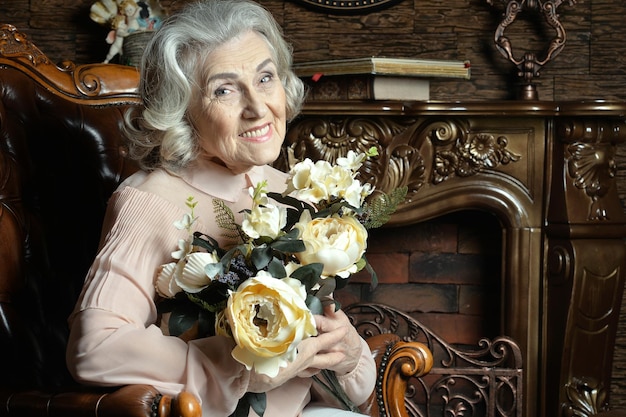 Portret van senior vrouw met bloemen