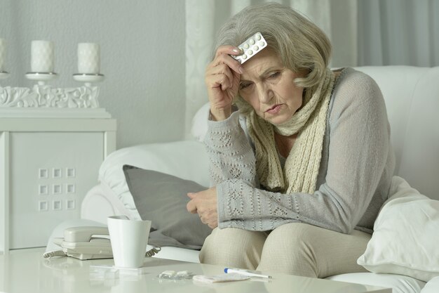 Portret van senior vrouw voelt zich niet lekker thuis