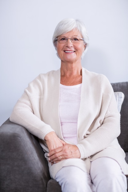 Portret van senior vrouw zittend op de bank