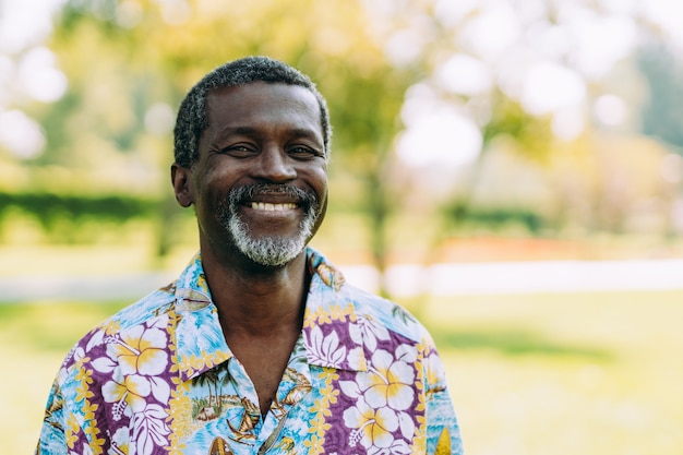 Foto portret van senior zwarte afro man