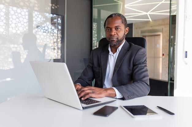 Portret van serieus denken en zelfverzekerde zakenman, Afro-Amerikaanse baas die denkt en kijkt