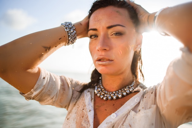 Portret van sexy en mooie vrouw op het strand