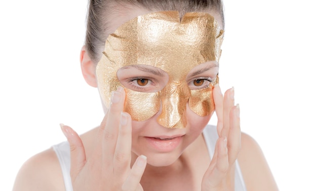 Portret van sexy gezond meisje verwijderen, peeling cosmetisch gouden masker van mooie gezichtshuid