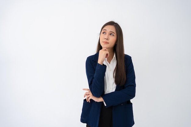 Portret van slimme en gelukkige jonge bedachtzame Aziatische zakenvrouwen die denken aan nieuwe ideeën