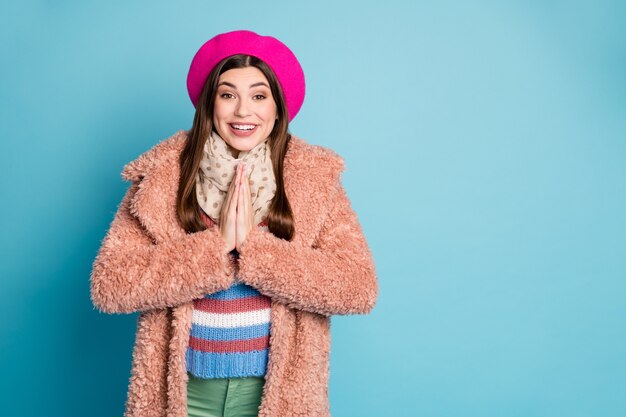 Foto portret van smekend meisje draagt bont roze overjas