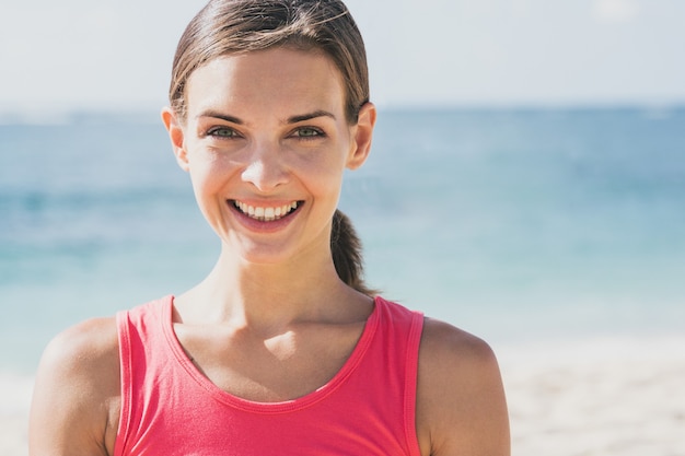 portret van sportieve jonge vrouw doet meditatie buiten