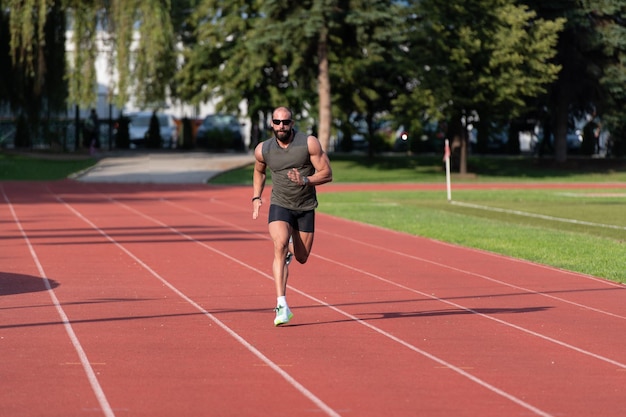 Portret van sportieve man op atletiekbaan