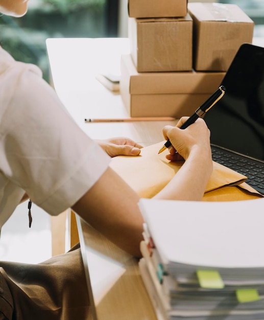 Portret van startende kleine bedrijven mkb-eigenaren twee aziatische vrouwen controleren online bestellingen verkoop van producten die met dozen werken freelance werk thuiskantoor mkb-bedrijf online kleine middelgrote onderneming