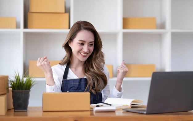 Portret van startende kleine bedrijven mkb-eigenaren vrouwelijke ondernemers werken aan kassabonnen en controleren online bestellingen om zich voor te bereiden op het inpakken van de dozen verkopen aan klanten mkb-bedrijfsideeën online