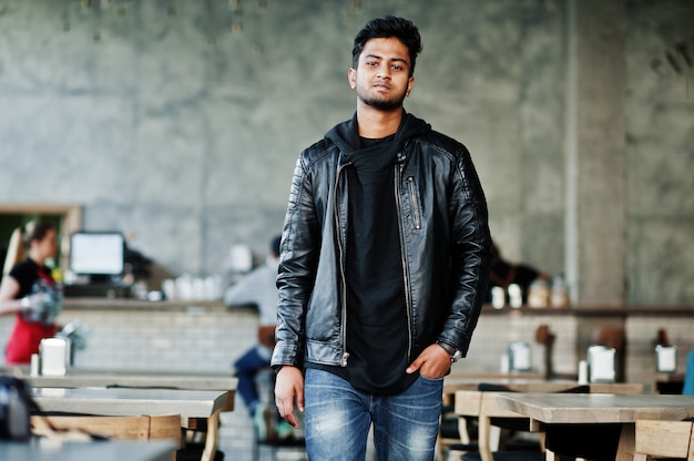 Portret van stijlvolle en casual jonge aziatische man dragen op lederen jas tijd doorbrengen in café