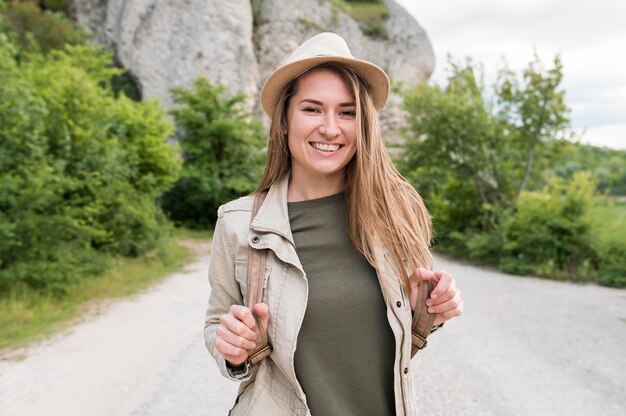 Portret van stijlvolle reiziger met hoed glimlachen