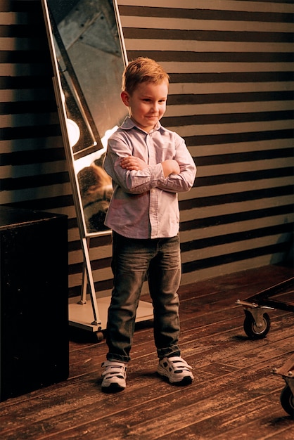 portret van stijlvolle schattige kleine jongen in fotostudio