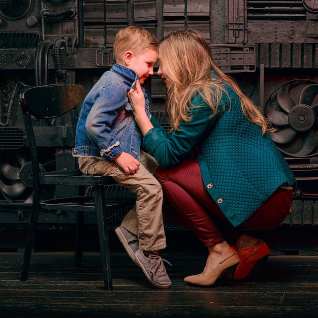 Portret van stijlvolle schattige kleine jongen met mooie moeder in fotostudio