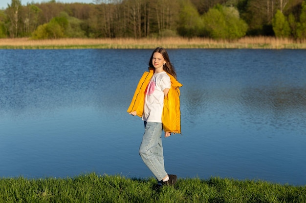 Portret van stijlvolle, versleten tienermeisje buiten in de lente