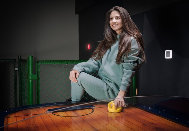 Portret van stijlvolle volwassen vrouw poseren in studio op witte achtergrond met rode cadeauzakje. valentijnsdag concept. feestdagen en geschenken. gemengde media