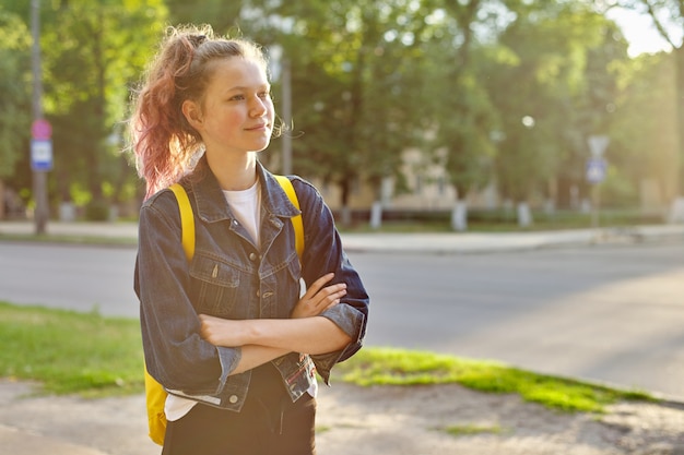 Portret van studente met rugzak