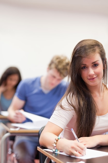 Portret van studenten die een opdracht doen