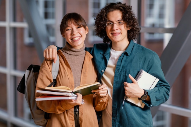 Foto portret van studenten in de universiteitszaal