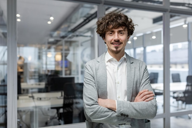 Portret van succesvolle jonge baas zakenman in pak camera kijken en lachende man