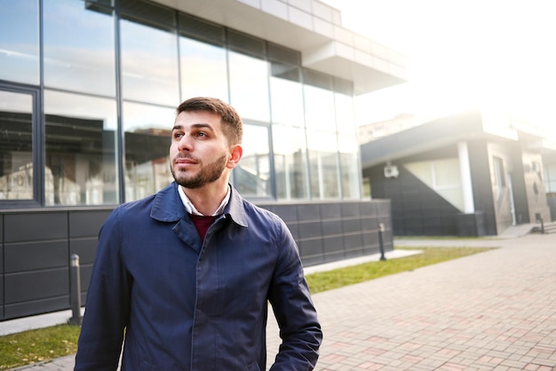 Portret van succesvolle zakenman op straat