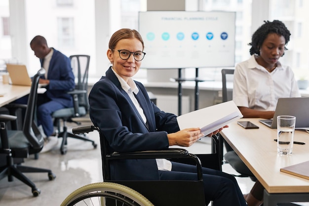 Portret van succesvolle zakenvrouw met behulp van rolstoel