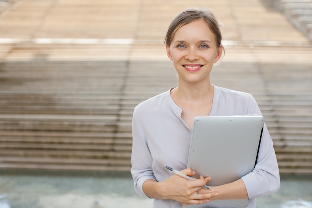 Portret van succesvolle zakenvrouw met laptop