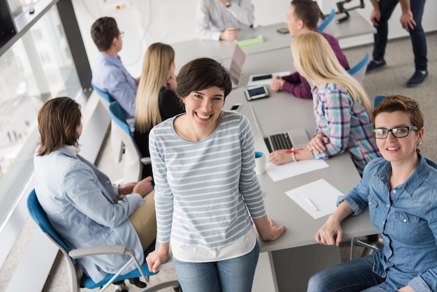 Portret van succesvolle zakenvrouwen ondernemer bij drukke startup office