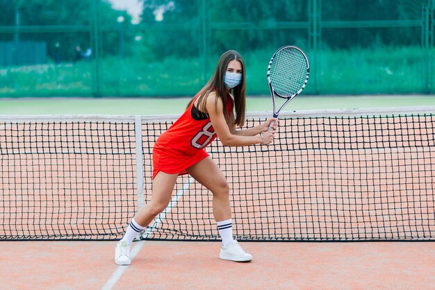 Portret van tennis speler meisje racket buiten met beschermende maskers te houden