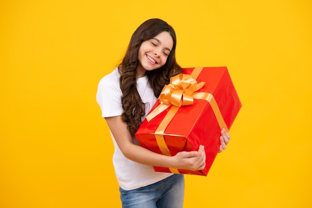 Portret van tiener kind meisje 12 13 14 jaar oud met kerstcadeaudoos Tiener geeft verjaardagscadeau