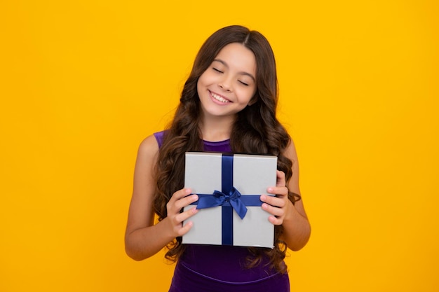 Portret van tiener kind meisje 12 13 14 jaar oud met kerstcadeaudoos Tiener geeft verjaardagscadeau