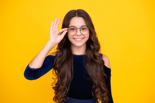 Portret van tiener kind meisje in glazen Kid at eye sight test Meisje met bril en camera kijken Visie voor kinderen Blij gezicht positieve en lachende emoties van tiener meisje