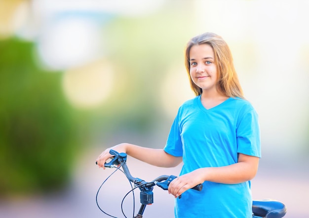 Portret van tienermeisje met fiets in park buiten