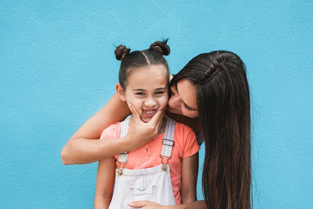 Portret van tienermeisje met zusje dat grappig gezicht op camera doet - Family love