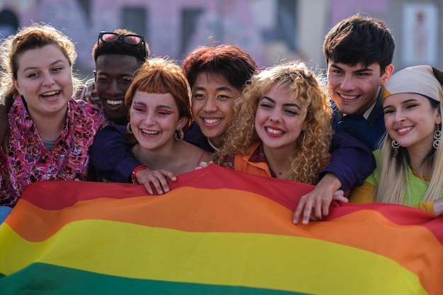 Portret van tieners met de lgtbi-vlag die vechten voor hun rechten