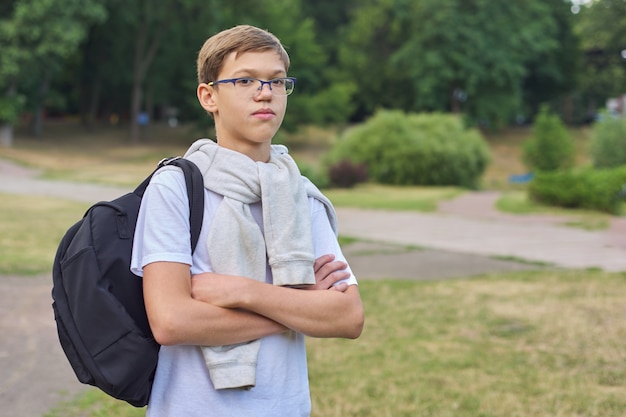 Portret van tienerschooljongen in glazen met rugzak