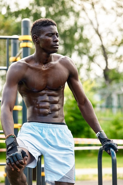 Portret van topless Afrikaanse sportman klaar om te trainen