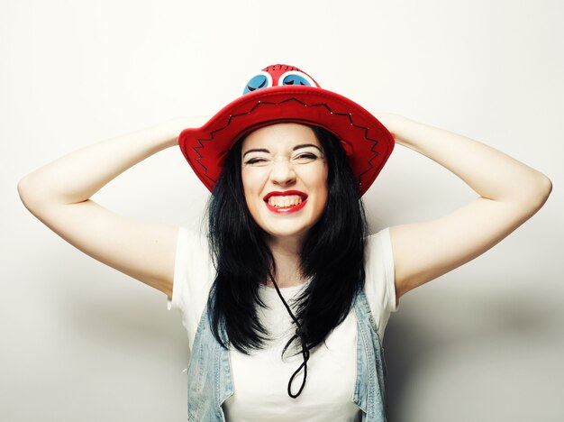 Portret van trendy hipster-meisje in rode hoed