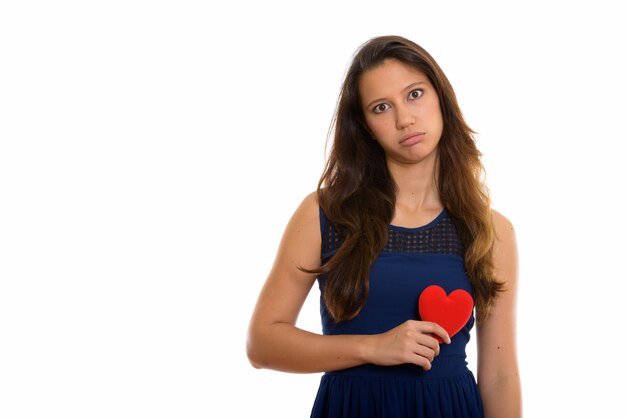 Portret van triest jonge vrouw met hart terwijl boos kijken