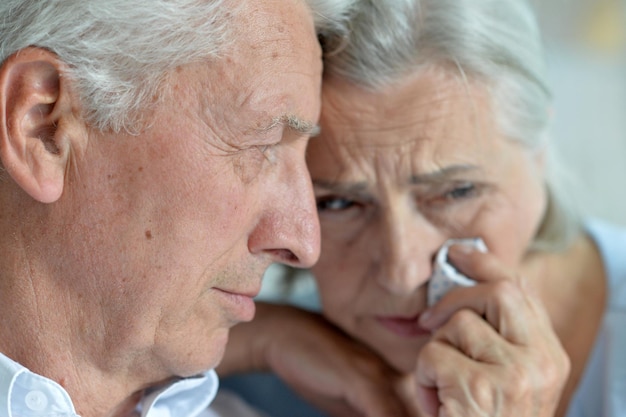 Portret van triest senior koppel dat thuis poseert