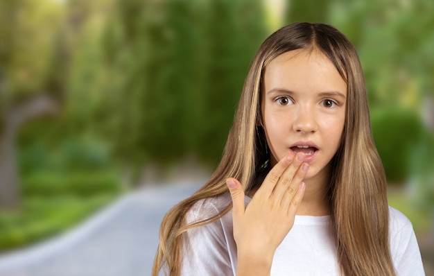 Portret van triest teleurgesteld en gestrest meisje op zoek naar jou