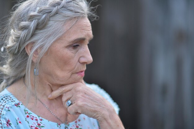 Portret van trieste senior mooie vrouw in park