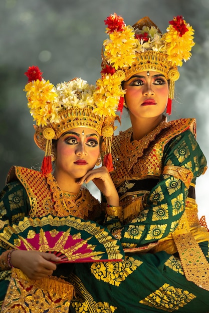 Portret van twee Balinese meisjes in traditionele kleding