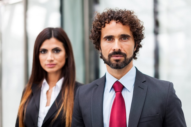 Portret van twee bedrijfspersonen